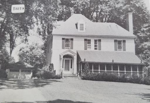 米尔德里德·霍金斯·霍尔修女春夏的黑白照片. 门廊是封闭的，有一个长长的遮阳篷. 右边是一个车库.